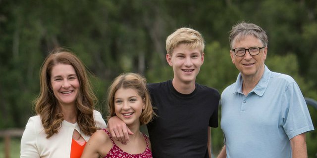 Hal Tak Terduga Terjadi Kala Bill Gates Antar Anak Sekolah