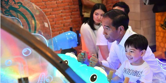 Momen Manis Saat Jokowi Main Ciluk Ba dengan Kedua Cucunya