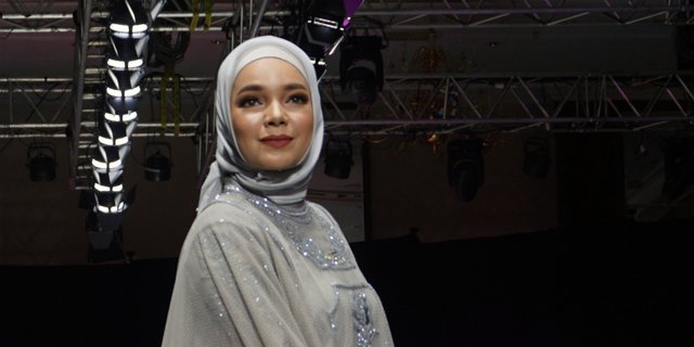 Gaya Hijab Dewi Sandra Pukau Penonton MUFFEST 2019
