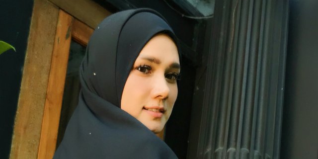 Gaya Hijab Mulan Jameela di Pesta Syahrini Tuai Kritik