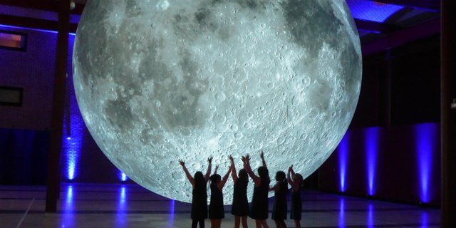 Menyentuh Bulan di ArtScience Museum Singapura