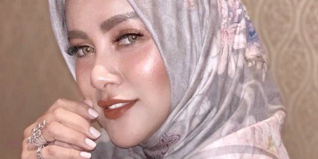 Gaya Hijab Olla Ramlan Bawa Dompet Ratusan Juta
