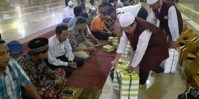 Tradisi Unik Berbagi Takjil Buka Puasa di Islamic Center Jakarta