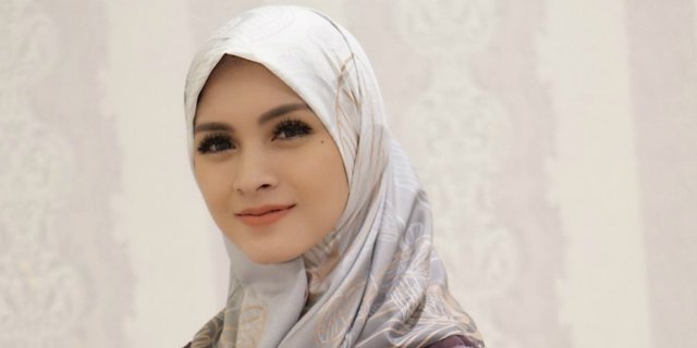 Penampilan Baru Donita, Berhijab dan Tas Branded