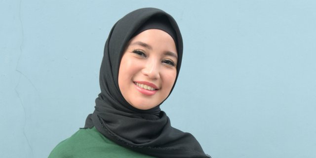 Rambut Berhijab Wangi Sepanjang Hari ala Chacha Frederica