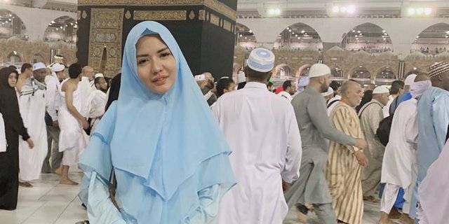 Pergi Umroh, Anggia Chan Bikin Pangling dengan Hijab Syar'i