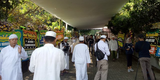Jemaah Padati Masjid Az Zikra Tunggu Jenazah Ustaz Arifin Ilham