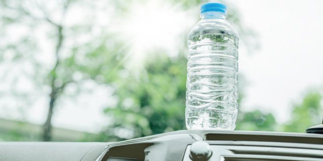 Bahaya Mengerikan Taruh Botol Isi Air di Mobil yang Terpapar Matahari