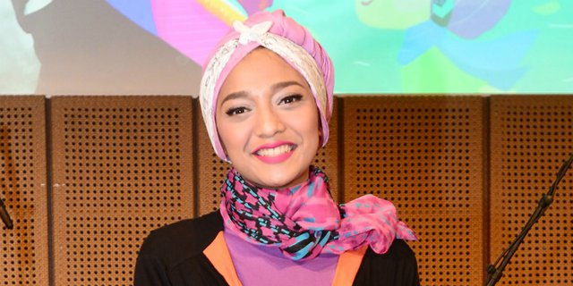 Gaya Hijab Playful ala Chiki Fawzi untuk Lebaran