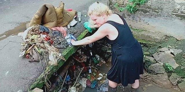 Viral Aksi Wanita Bule Pungut Sampah di Selokan Kampung, Sosoknya Mengejutkan