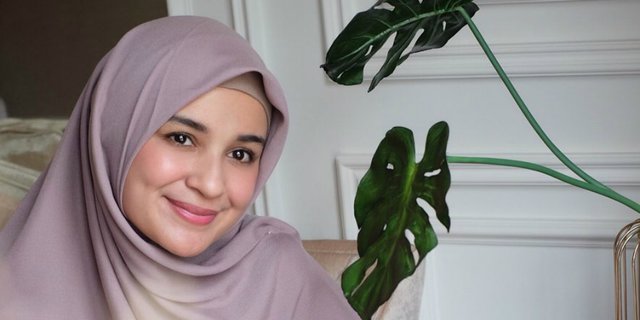 Shireen Sungkar Bikin Pangling dengan Gaya Makeup dan Hijab Bold