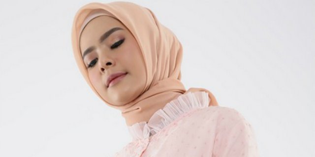 Inspirasi Busana Hijab Romantis nan Elegan