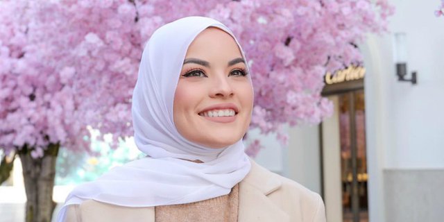 Busana Hijab Feminin ala Selebgram Amerika