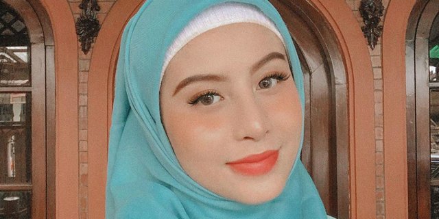 Potret Stylish Awkarin dengan Balutan Hijab