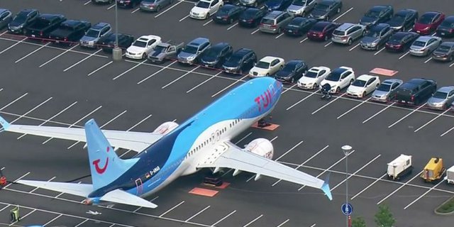 Geger Pesawat Boeing 737 Max Teronggok di Parkiran Mobil
