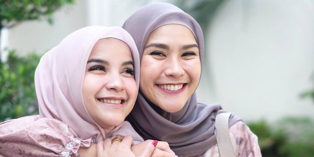 Adu Kompak Busana Hijab Zaskia Mecca dan Tasya Nur Medina