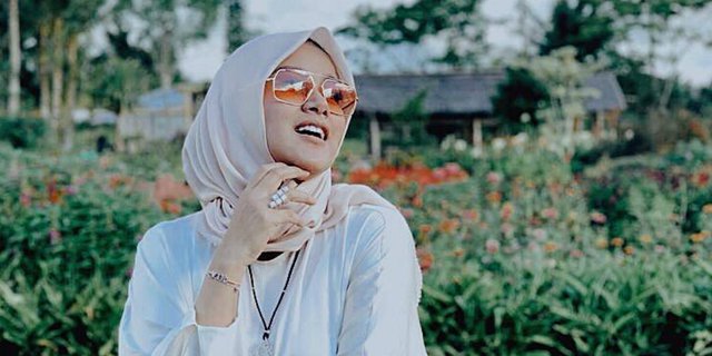 Gaya Stylish Olla Ramlan Berlibur Pakai Outfit Burkini