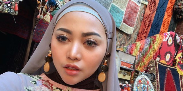 Tutorial Makeup Bold ala Rachel Vennya