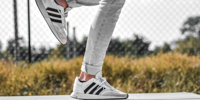6 Cara Merawat dan Membersihkan Sneakers Putih dengan Mudah