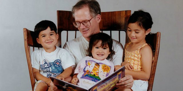 Unik, Kursi 'Raksasa' Bikinan Ayah Demi Bacakan Buku 3 Putrinya