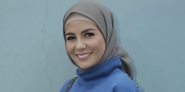 Gaya Hijab Pashmina Kekinian ala Meisya Siregar