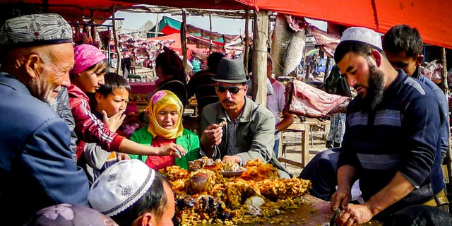 Tangan-Tangan Muslim Uighur di Balik Fashion Branded Dunia