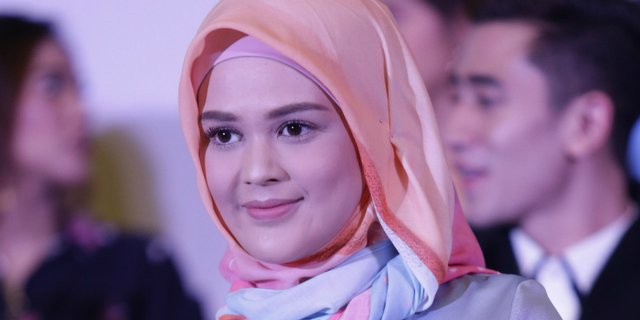 Cantiknya Cut Meyriska dalam Balutan Hijab Merah Delima