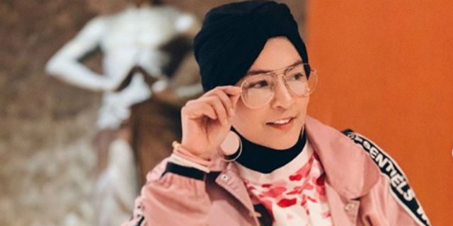 Gaya Hijab Turban Trendy ala Astrid Kuya