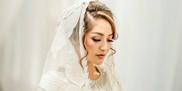 Cantiknya Siti Badriah dengan Gaun Pengantin Bikin Suami Kepincut