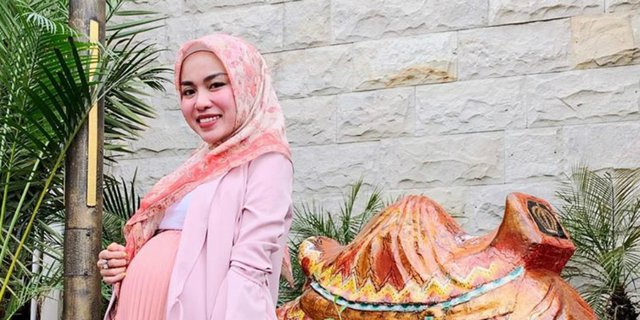 Sedang Hamil, Intip Gaya Hijab Maternity Medina Zein