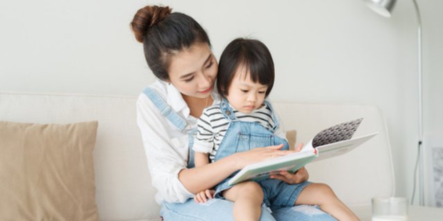 8 Manfaat Baca Buku untuk Perkembangan Anak Sejak Bayi