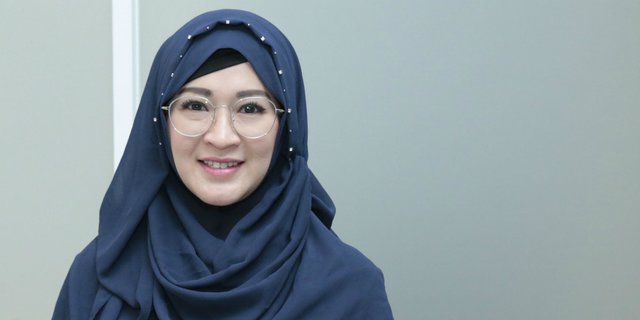Okie Agustina Tampil Elegan dengan Hijab Ciput Samping