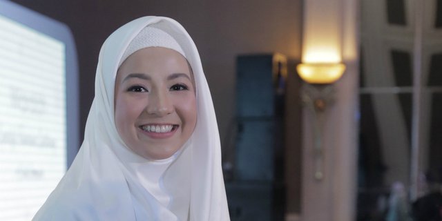 Gaya Hijab Outfit Tabrak Motif ala Natasha Rizky