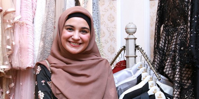 Outfit Hijab Simpel Shireen Sungkar dengan Tas Puluhan Juta