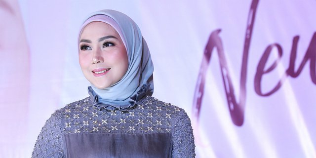 Gaya Hijab Outfit Fenita Arie dengan Rok Plisket High Waist