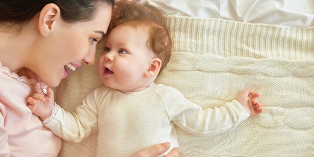 4 Cara Menstimulasi Bayi untuk Berbicara, Coba Yuk!