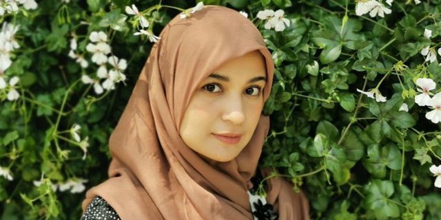 Busana Syar'i Instan dengan French Khimar ala Shireen Sungkar