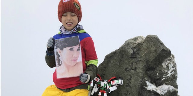 Bikin Haru, Bocah 8 Tahun Capai Puncak Tertinggi di Taiwan Bawa Foto Sang Ibu