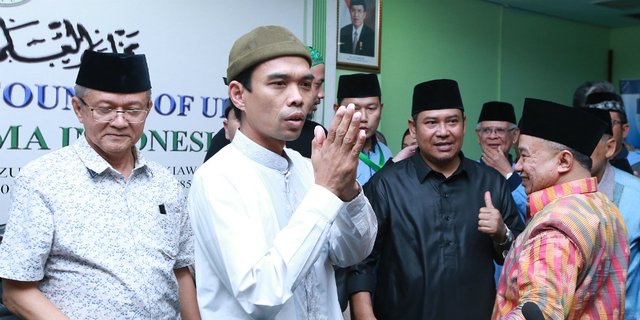 Ustaz Abdul Somad Sholat Hajat untuk Deddy Corbuzier