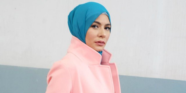 Gaya Hijab Outfit Tabrak Warna Meisya Siregar