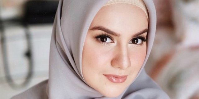 Hamil Besar, Irish Bella Tampil Anggun Berhijab Syar'i