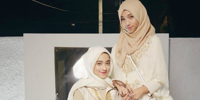 Inspirasi Outfit Hijab Kompak ala Selebgram Shirin dan Darin