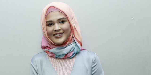 Manisnya Cut Meyriska dalam Balutan Hijab Adat Jawa