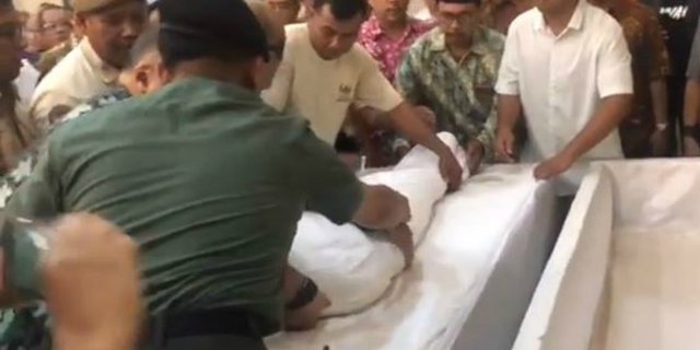 Detik-Detik Jenazah BJ Habibie Diangkat Kedua Anaknya