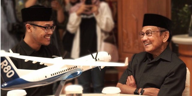 Momen Hangat BJ Habibie Saat Kumpul dengan Para Cucu