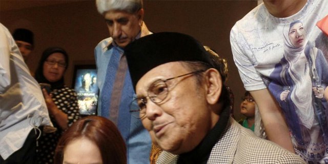 Saat Bj Habibie Muda Sholat Di Dalam Gereja Untuk Doakan