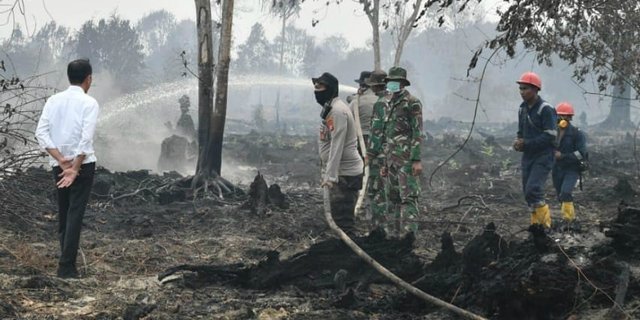 Tinjau Kebakaran Hutan, Sepatu Kotor Jokowi Jadi Bahan Nyinyiran