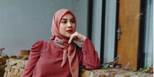 Gaya Hijab Merah Irish Bella dengan Tas Puluhan Juta