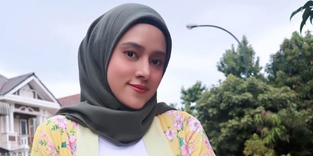 Outfit Hijab Kece Fairuz Arafiq Melancong di Korea