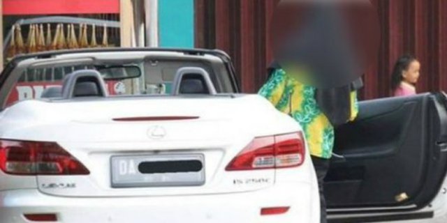 Dilarang Bawa Motor, Siswi di Kalimantan Bawa Lexus ke Sekolah